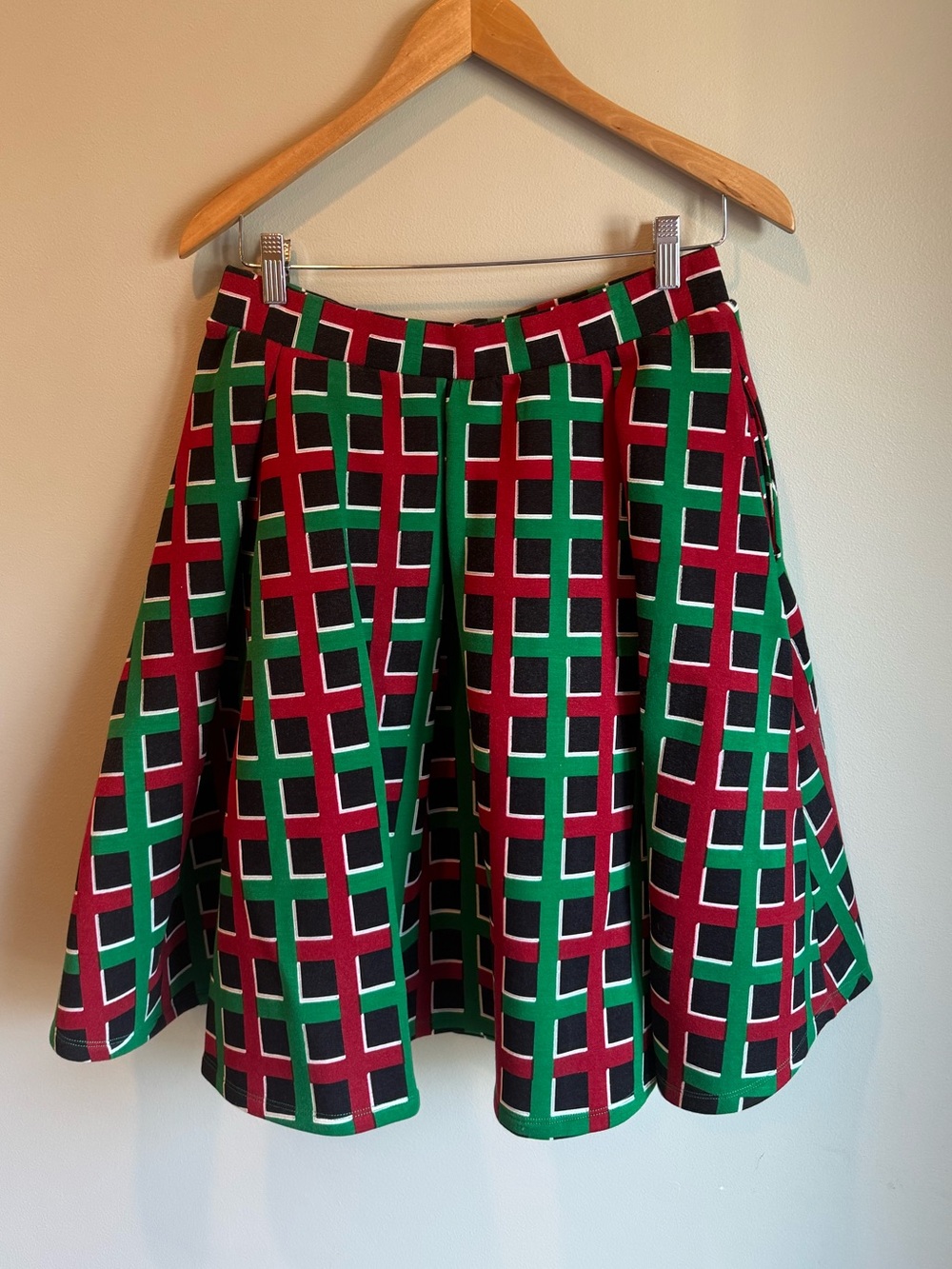 NWT LuLu Roe Madison Red and Green Geometric Circle Skirt Size Small